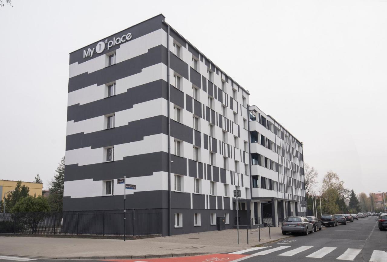 My 1St Place Poznan Aparthotel Exteriör bild