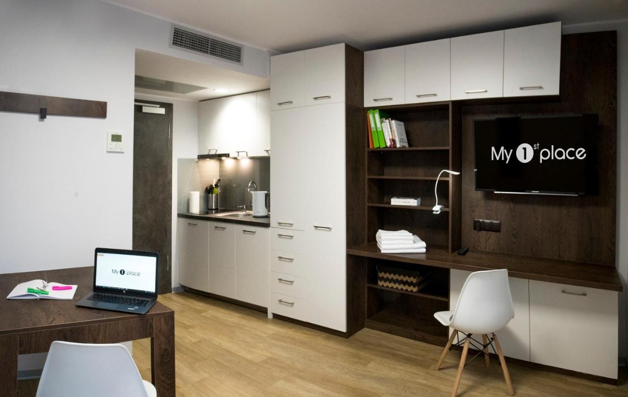 My 1St Place Poznan Aparthotel Exteriör bild